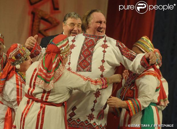 L'acteur Gérard Depardieu, en costume traditionnel, exhibe fièrement son nouveau passeport russe à Saransk le 6 janvier 2013.