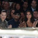 Charlene de Monaco savoure le show Versace avec Kevin Costner et sa femme