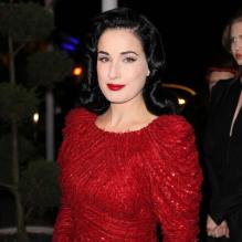 Dita Von Teese arrive au Pavillon d'Armenonville pour assister au 11e Dîner de la mode contre le Sida. Paris, le 24 janvier 2013.