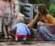 La princesse Mary avec le prince Vincent. Séance photo pour les médias de la famille royale de Danemark à Grasten, à l'été 2012.
