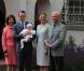 La reine Silvia, le prince Daniel avec la princesse Estelle dans les bras, la princesse Victoria et le roi Carl XVI Gustaf de Suède le 14 juillet 2012 à Solliden.