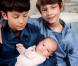 La princesse Athena de Danemark avec ses demi-frères Nikolai et Felix, portrait officiel quelques semaines après sa naissance le 24 janvier 2012.