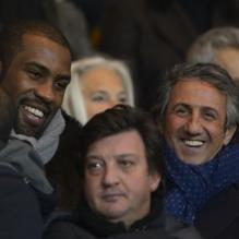 Richard Anconina et Teddy Riner lors du match entre le PSG et Lille (1-0) le 27 janvier 2012 au Parc des Princes à Paris