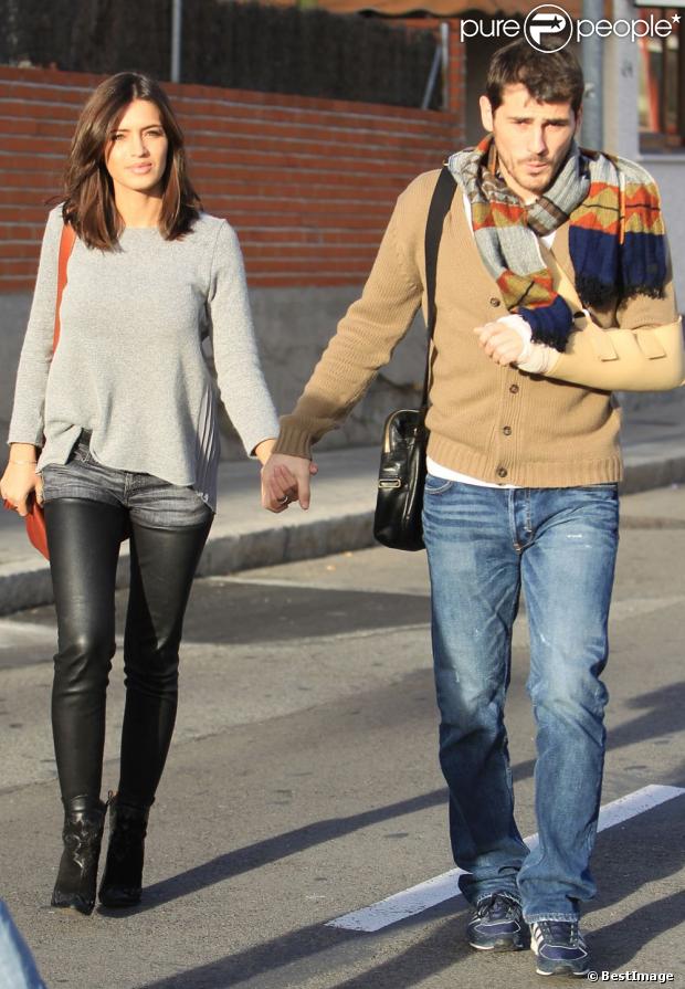 Iker Casillas après son opération du pouce et sa belle Sara Carbonero dans les rues de Madrid le 27 janvier 2013