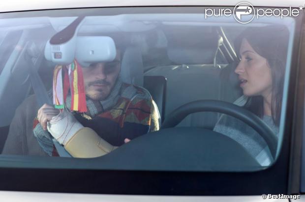 Sara Carbonero jour les chauffeurs pour Iker Casillas après son opération du pouce dans les rues de Madrid le 27 janvier 2013
