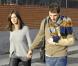 Iker Casillas après son opération du pouce et sa belle Sara Carbonero dans les rues de Madrid le 27 janvier 2013