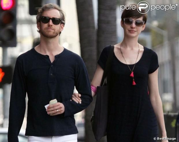 Anne Hathaway et son mari Adam Shulman sortent d'un cabinet médical a Beverly Hills, le 1er février 2013 : un pansement qui laisse croire que l'actrice a eu une prise de sang, Anne songerait-elle qu'elle est enceinte ?