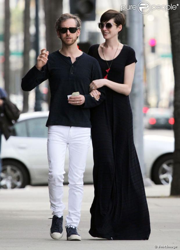 Anne Hathaway et son mari Adam Shulman sortent d'un cabinet médical a Beverly Hills, le 1er février 2013