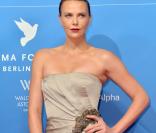 Charlize Theron, une sirène sculpturale couverte d'argent et de satin