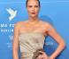 Charlize Theron, une sirène sculpturale couverte d'argent et de satin