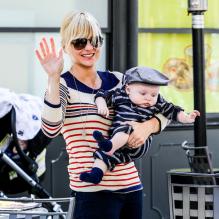 Anna Faris et son fils Jack lors d'une virée shopping à West Hollywood le 15 février 2013