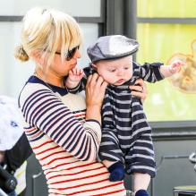 Anna Faris dévoila la bouille de son fils Jack lors d'une virée shopping à West Hollywood le 15 février 2013