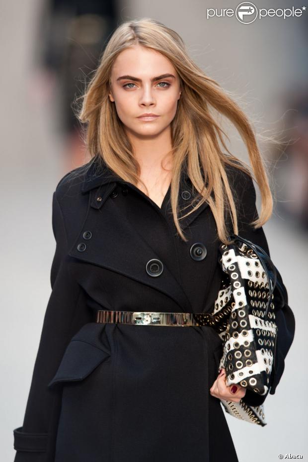 Cara Delevingne lors du défilé Burberry Prorsum automne-hiver 2013-2014 à Londres. Le 18 février 2013.