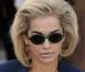 La chanteuse Rita Ora arrive à Hyde Park pour assister au défilé Burberry Prorsum automne-hiver 2013, habillée d'un T-shirt à l'effigie de sa meilleure amie Cara Delevingne. Londres, le 18 février 2013.