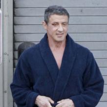 Sylvester Stallone en robe de chambre et légérement abîmé pour remonter sur le ring, lors du tournage de Grudge Match à la Nouvelle Orléans le 19 février 2013.