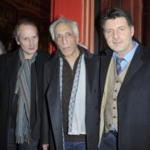 <p>Hippolyte Girardot, Gérard Darmon et Philippe Lellouche pour la 200e d'"Inconnu à cette adresse" au Théâtre Antoine à Paris, le 25 février 2013.</p>