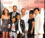 Will Smith, sa famille, Dany Boon et Jackie Chan lors de la première de Karaté Kid le 25 juillet 2010 à Paris