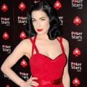 PHOTOS : Dita Von Teese abat ses cartes... C'est très rouge !