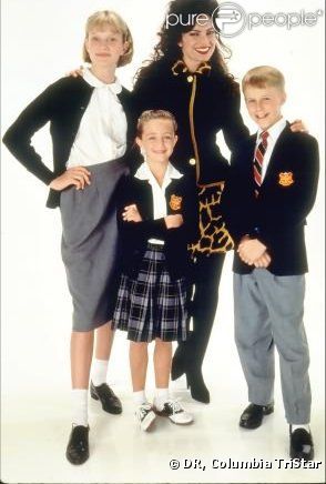 Fran Fine et les trois enfants qu'elle surveille : Margaret, Brighton et Grace Sheffield, dans la série  Une nounou d'enfer