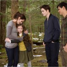 Kristen Stewart, Mackenzie Foy, Robert Pattinson et Taylor Lautner dans Twilight - Chapitre 5 : Révélation 2e partie.  <span style="display: inline;" class="jsu"> <span id="socialAction-3115161-0" class="btn-rounded btn-social e_over margin_5l j_w" data-w="socialAction" data-socialaction="{"action":"Fan","display":"Count"}"> <i class="icon-heart"> </i> <span class="j_label"></span></span></span>