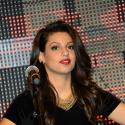 Tal, craquante à la guitare, donne de la voix avec les talents de The Voice