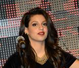 Tal, craquante à la guitare, donne de la voix avec les talents de The Voice