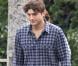 Ashton Kutcher sans Mila Kunis : Charmeur au côté d'une mystérieuse brune