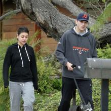 Exclu - Ashton Kutcher et Mila Kunis promènent leur chien a Hollywood, le 12 décembre 2012.
