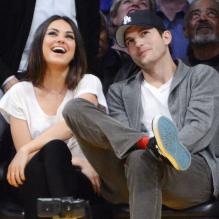 Ashton Kutcher et Mila Kunis lors d'un match de basket à Los Angeles, le 12 février 2013.