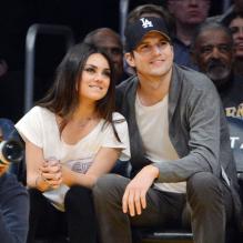 Ashton Kutcher et Mila Kunis amoureux lors d'un match de basket à Los Angeles, le 12 février 2013.