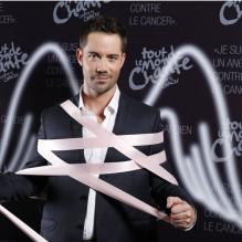 Emmanuel Moire prend la pose lors de la soirée 2 000 Femmes chantent contre le cancer le 7 mars 2013 à l'Olympia