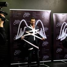Emmanuel Moire prend la pose lors de la soirée évènement 2 000 Femmes chantent contre le cancer à l'Olympia le 7 mars 2013