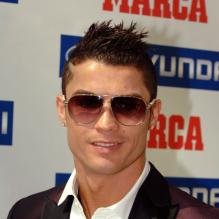 Cristiano Ronaldo au palais Cibeles de Madrid le 18 mars 2013 - Grand rival de l'Argentin Lionel Messi, le Portugais est devancé par celui-ci de 5 millions d'euros. Le buteur du Real a tout de même engrangé 30 millions d'euros l'année dernière, près de la moitié lui étant assuré par son club avec 13 millions de salaire. CR7 complète gonfle donc son compte en banque grâce aux 16,5 millions d'euros versés par les marques désireuses de s'attacher son image. Une belle somme qui pourrait être doublée si son club ne lui prenait pas 50% de ses recettes publicitaire ! Il est l'une des figures emblématiques de Nike, du jeu PES et de la Banco Espirito Santo.
