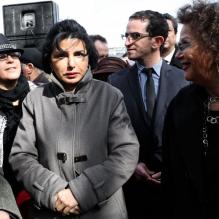<p>Rachida Dati et Cardinale à l'inauguration du buste d'Habib Bourguiba dans le 7e arrondissement de Paris, le 20 mars 2013.</p>