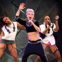 Pink : Maman poule le jour, musclée et sexy la nuit pour faire le show