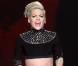 Pink : Maman poule le jour, musclée et sexy la nuit pour faire le show
