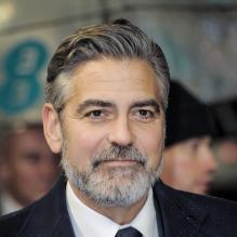 George Clooney bien barbu pour les BAFTA 2013 à Londres.