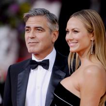 George Clooney et Stacy Keibler pendant les Golden Globes 2013.