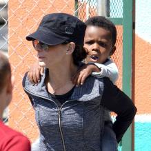 Sandra Bullock et son fils Louis à la sortie de l'école à Los Angeles, le 26 mars 2013.