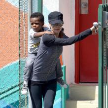 L'actrice Sandra Bullock et son fils Louis à la sortie de l'école à Los Angeles, le 26 mars 2013.