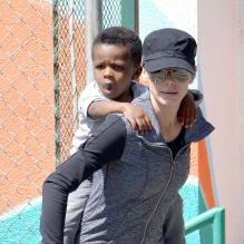 La jolie Sandra Bullock et son fils Louis à la sortie de l'école à Los Angeles, le 26 mars 2013.