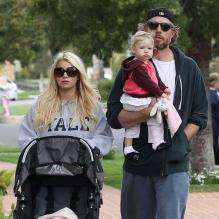Jessica Simpson, enceinte, son fiancé Eric Johnson et leur fille Maxwell se promènent dans les rues de Los Angeles, le dimanche 31 mars 2013 pour Pâques.