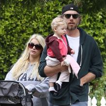 Jessica Simpson, son fiancé Eric Johnson et leur fille Maxwell se promènent dans les rues de Los Angeles, le dimanche 31 mars 2013 pour Pâques.