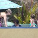 Molly Sims : Vacances en famille et baby-sitting, la star se dévoile en bikini
