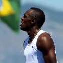 Usain Bolt : Vainqueur sur la plage, il fait le show pour les enfants brésiliens
