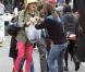 Julie Bowen, son mari Scott Phillips et leurs fils Oliver, John et Gustav sont allés faire des courses au Farmers Market à Studio City, le dimanche 31 mars 2013.