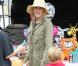 La sympathique Julie Bowen, son mari Scott Phillips et leurs fils Oliver, John et Gustav sont allés faire des courses au Farmers Market à Studio City, le dimanche 31 mars 2013.