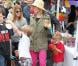 Julie Bowen, son époux Scott Phillips et leurs fils Oliver, John et Gustav sont allés faire des courses au Farmers Market à Studio City, le dimanche 31 mars 2013.