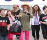 Julie Bowen (Modern Family) : En sortie avec ses enfants pour fêter Pâques