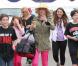 L'actrice Julie Bowen, son mari Scott Phillips et leurs fils Oliver, John et Gustav sont allés faire des courses au Farmers Market à Studio City, le dimanche 31 mars 2013.